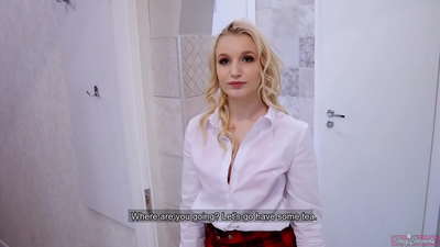 Ọdọmọbìnrin kọlẹji ṣe iyanjẹ lori ọrẹkunrin rẹ pẹlu ọrẹ rẹ | POV ati pẹlu inu obo rẹ!